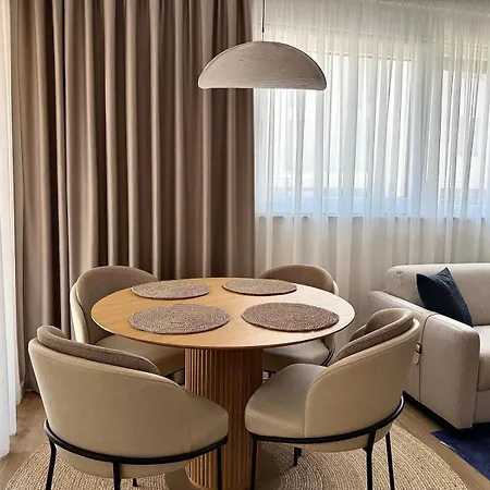 Luxury Risus